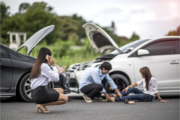 https://tower.topcarwarranties.com/wp-content/uploads/2022/01/Woman-calls-for-help-and-for-insurance-agent-to-quick-attention-in-the-spot-of-accident-after-both-cars-crashed.jpg